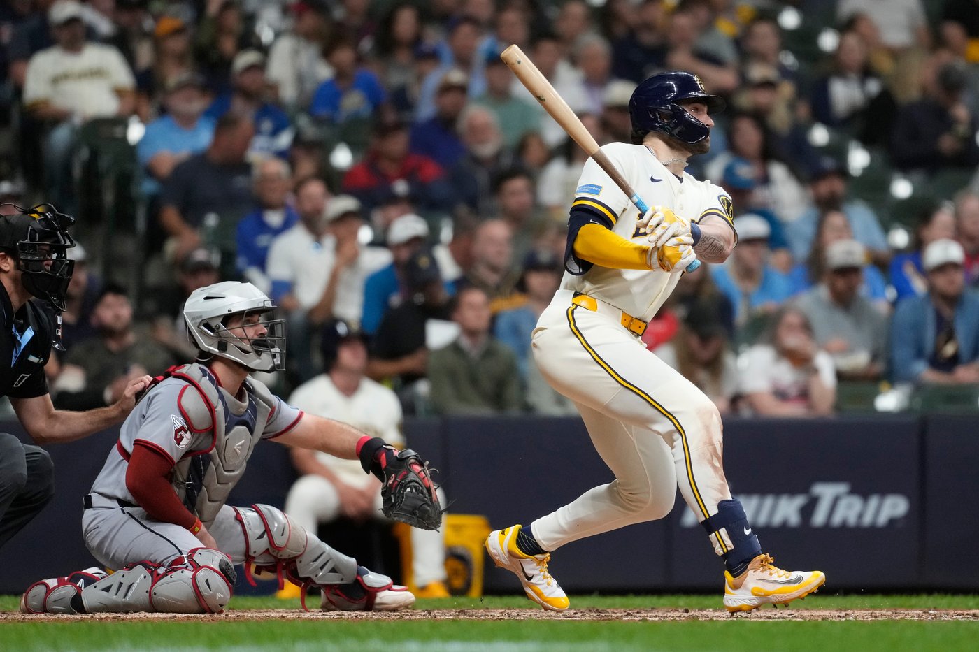 Mitchell, Turang hit homers to pace Milwaukee past Cleveland 2-1 | iNFOnews.ca