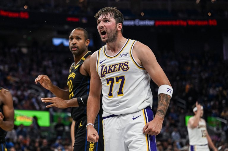 Stephen Curry scores 31 points and outduels Luka Doncic as Warriors come back to beat Lakers 112-95 | iNFOnews.ca