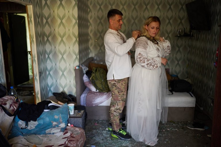 A Russian strike tore apart a couple's home on the eve of their wedding. They still got married | iNFOnews.ca