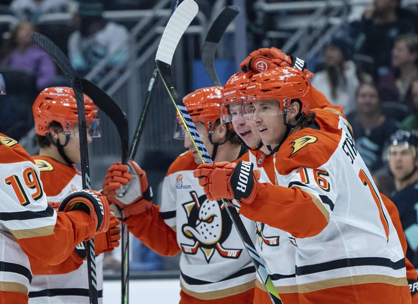 Gibson stops 42 shots as the Ducks beat the Kraken 5-2 | iNFOnews.ca