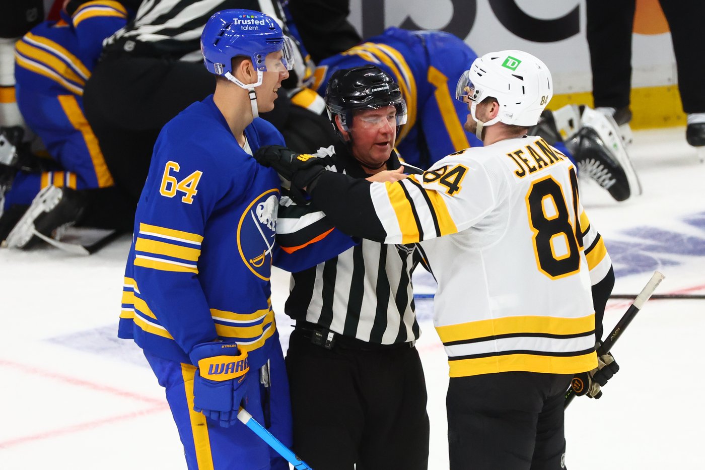 Sabres score 4 3rd-period goals to beat the Bruins 4-3 in playoff opener | iNFOnews.ca