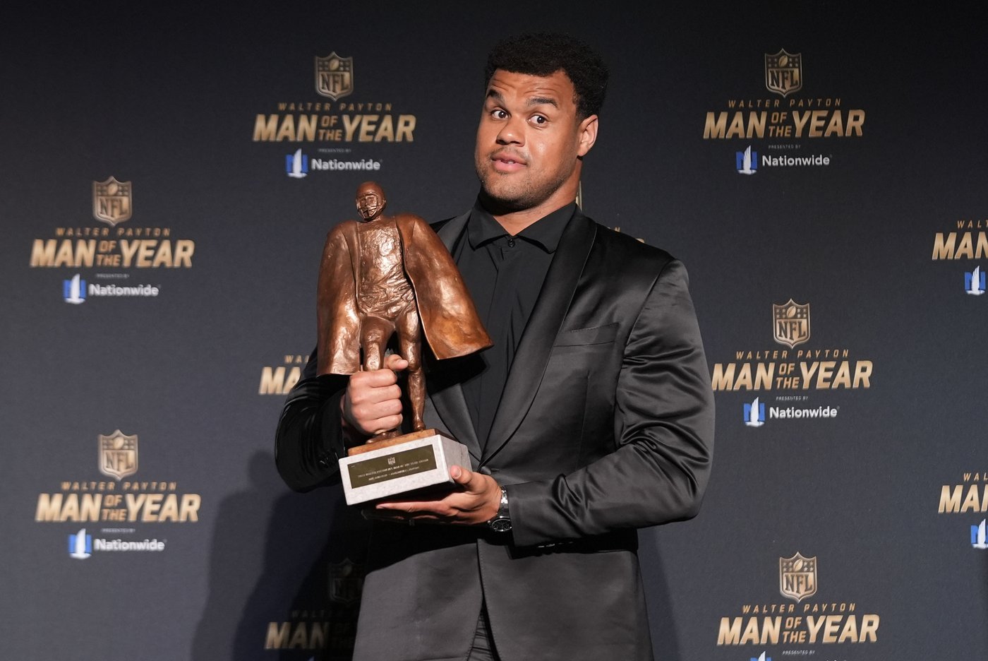 Jaguars' Arik Armstead wins Walter Payton Man of the Year at the NFL Honors event | iNFOnews.ca