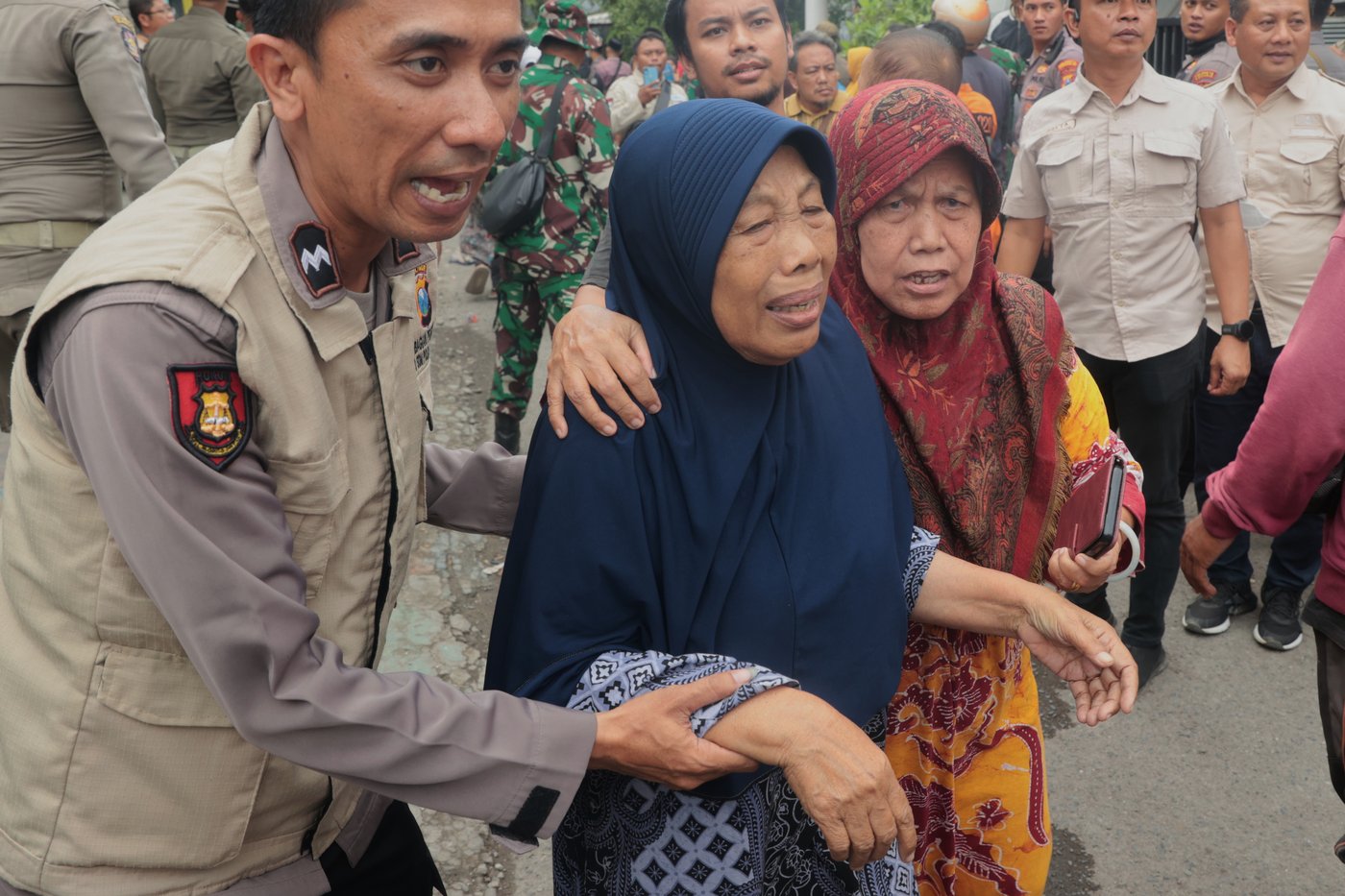 Photos from the collapse of an Islamic school building in Indonesia | iNFOnews.ca