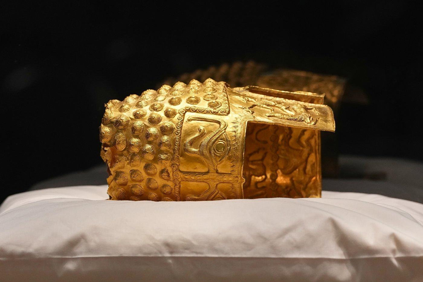 Priceless 2,500-year-old golden helmet returned to Romania after Dutch museum raid | iNFOnews.ca
