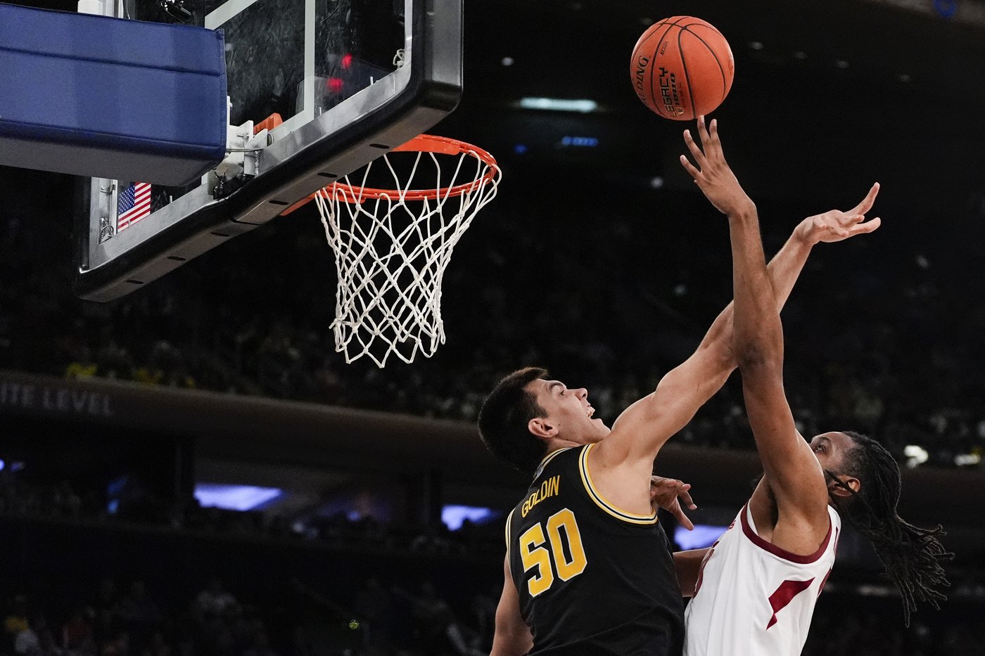 Arkansas holds off No. 14 Michigan 89-87 in Jimmy V Classic at MSG | iNFOnews.ca Arkansas holds off No. 14 Michigan 89-87 in Jimmy V Classic at MSG | iNFOnews.ca