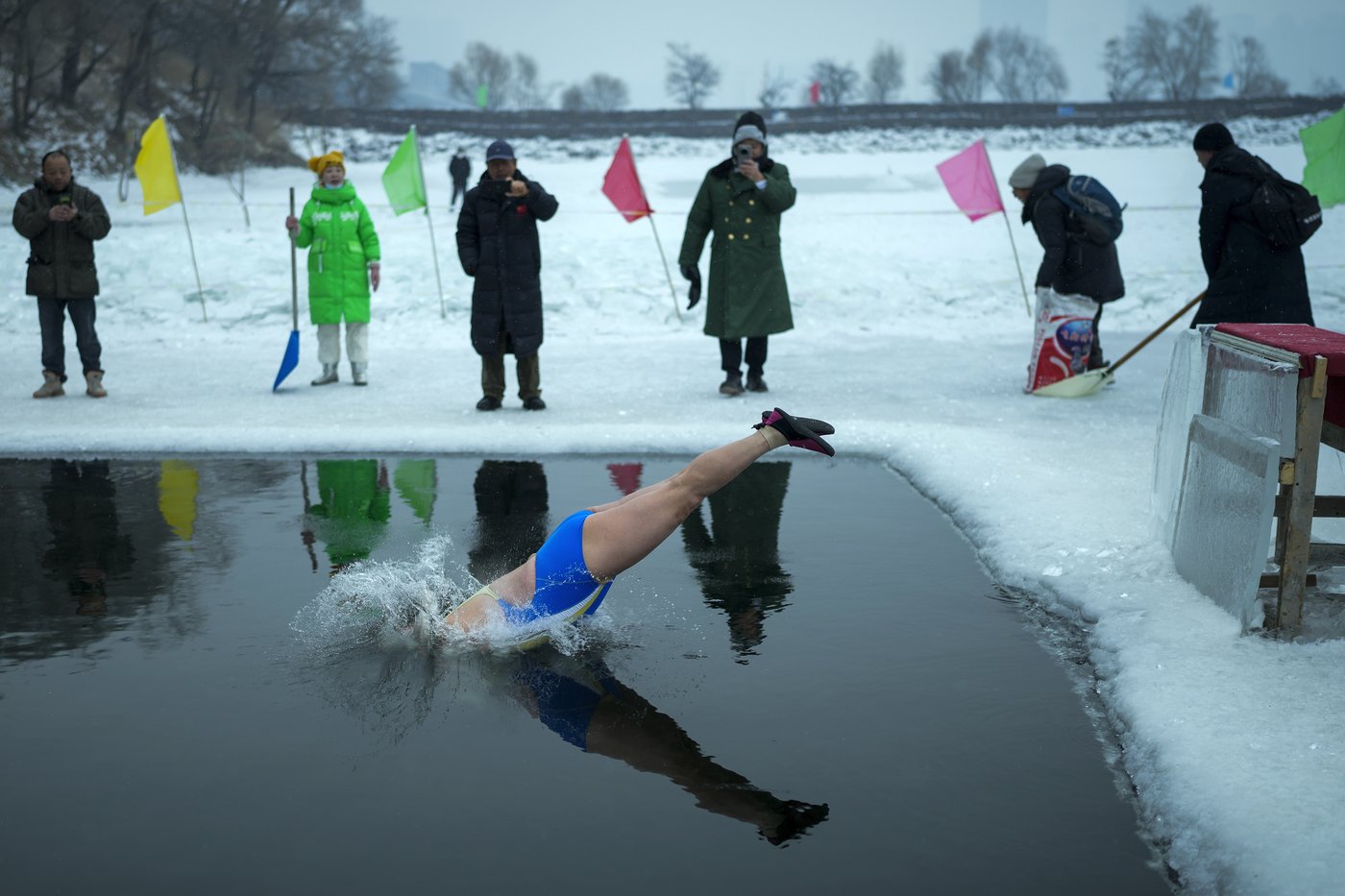 In freezing temperatures, swimmers in China plunge into a river for health and joy | iNFOnews.ca