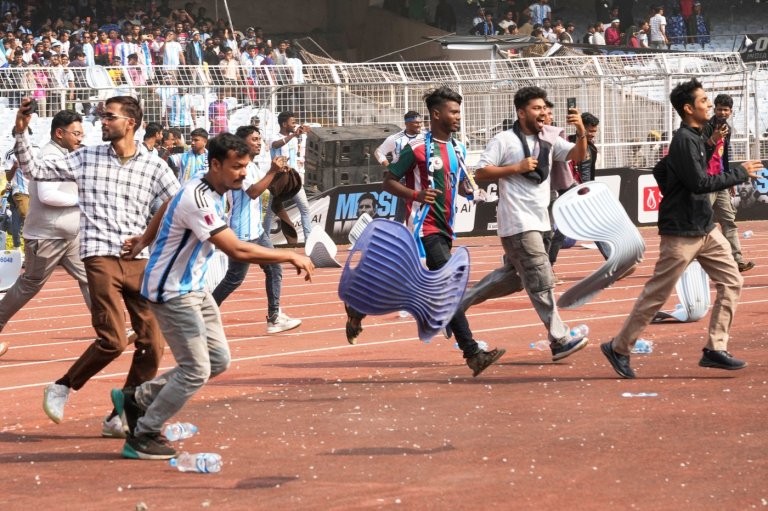 Messi's tour of India gets off to chaotic start with fans throwing bottles | iNFOnews.ca