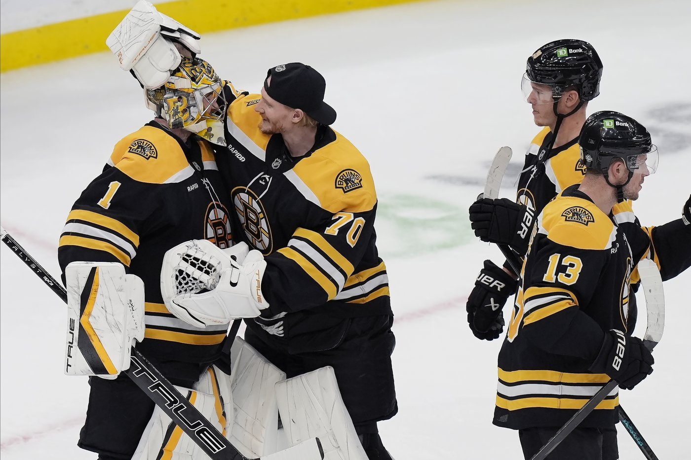 Bruins score four times in a row to beat Canadiens 6-4 | iNFOnews.ca