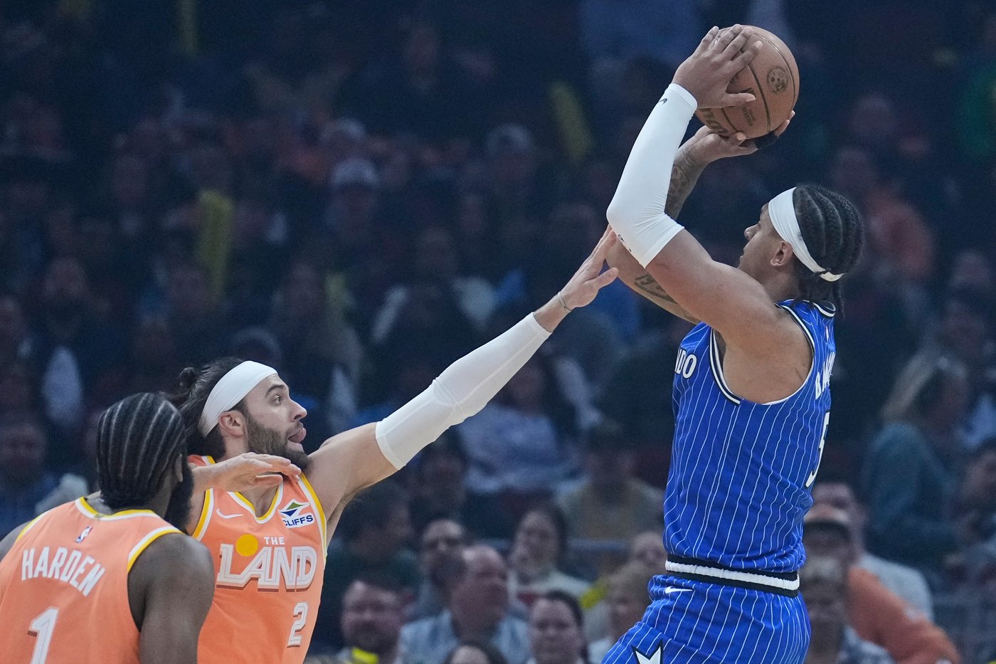 Mitchell scores 42 as Cavaliers defeat Magic 136-131 to extend winning streak to 4 games | iNFOnews.ca