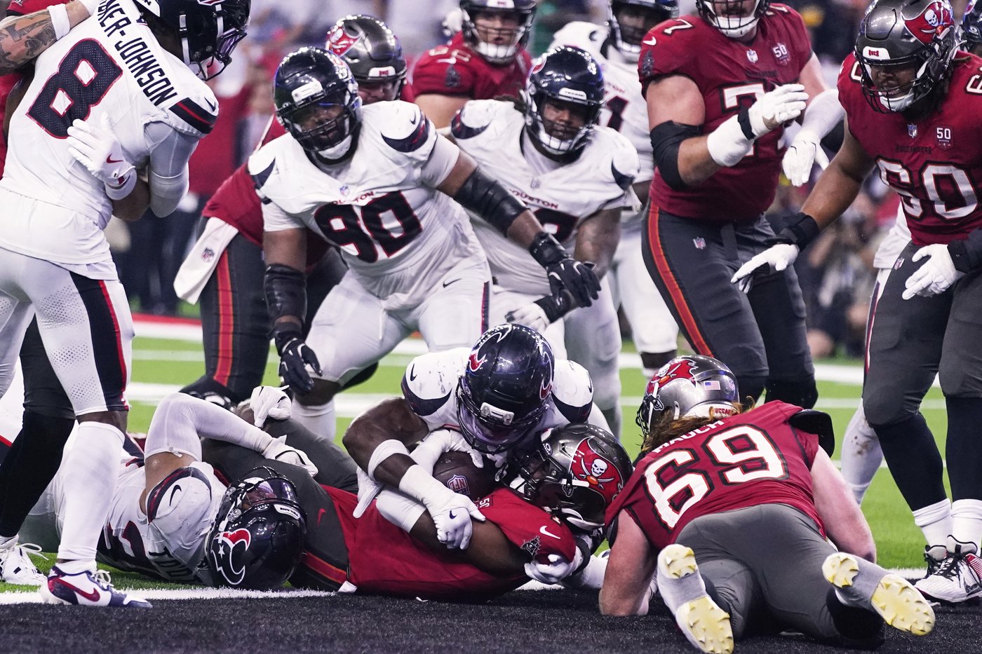 Mayfield leads Bucs to 20-19 win over Texans with last-minute drive | iNFOnews.ca