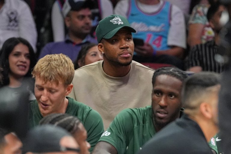 Antetokounmpo says he's 'locked in' with Bucks while noting possibility he could change his mind | iNFOnews.ca