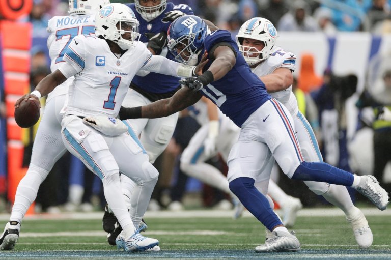 Giants hold on to beat the Titans 12-7 but lose Brian Burns to a knee injury | iNFOnews.ca