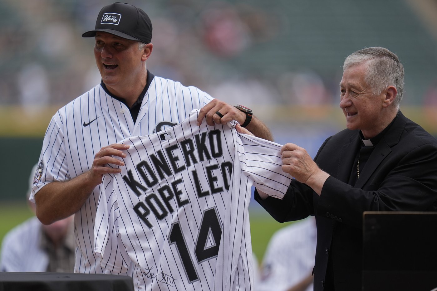 From one 14 to another, White Sox great Konerko gets gift from Pope Leo XIV in honor of 2005 title | iNFOnews.ca