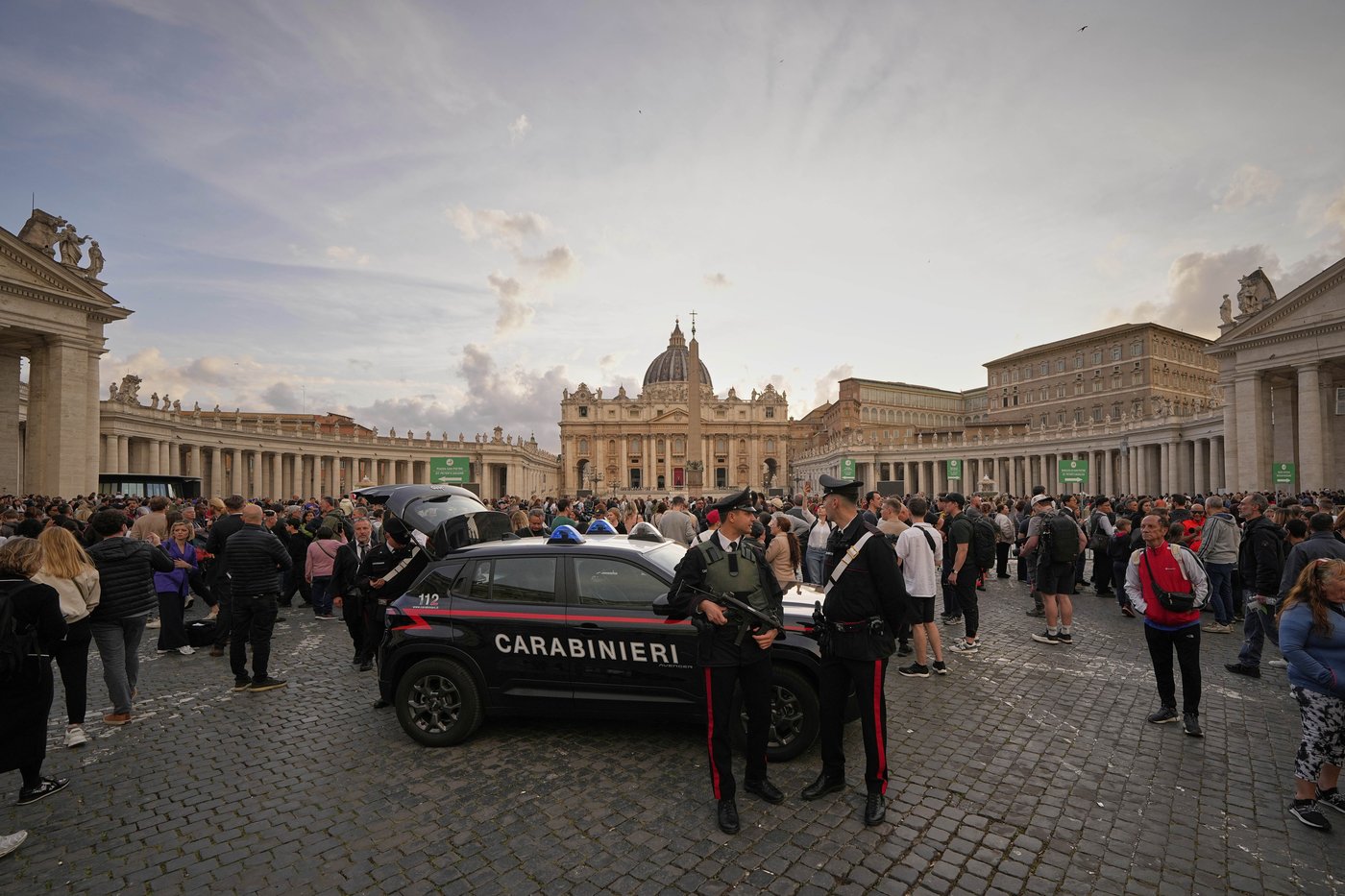Catholic faithful pay their final respects to Pope Francis as public viewing begins | iNFOnews.ca