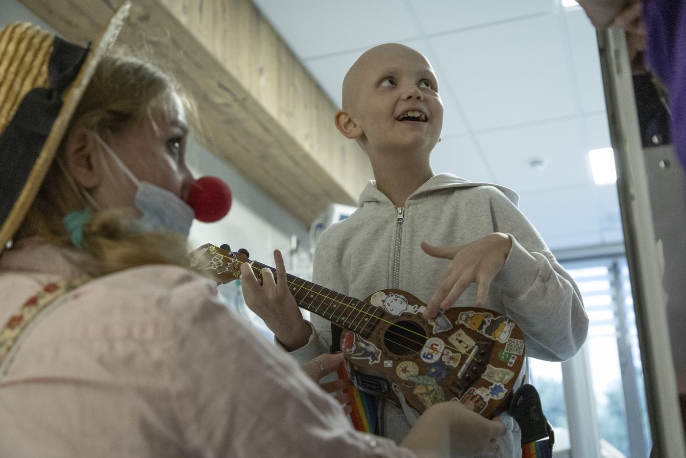 Hospital clowns bring joy to young Ukrainian cancer patients who survived Russian missile attack | iNFOnews.ca