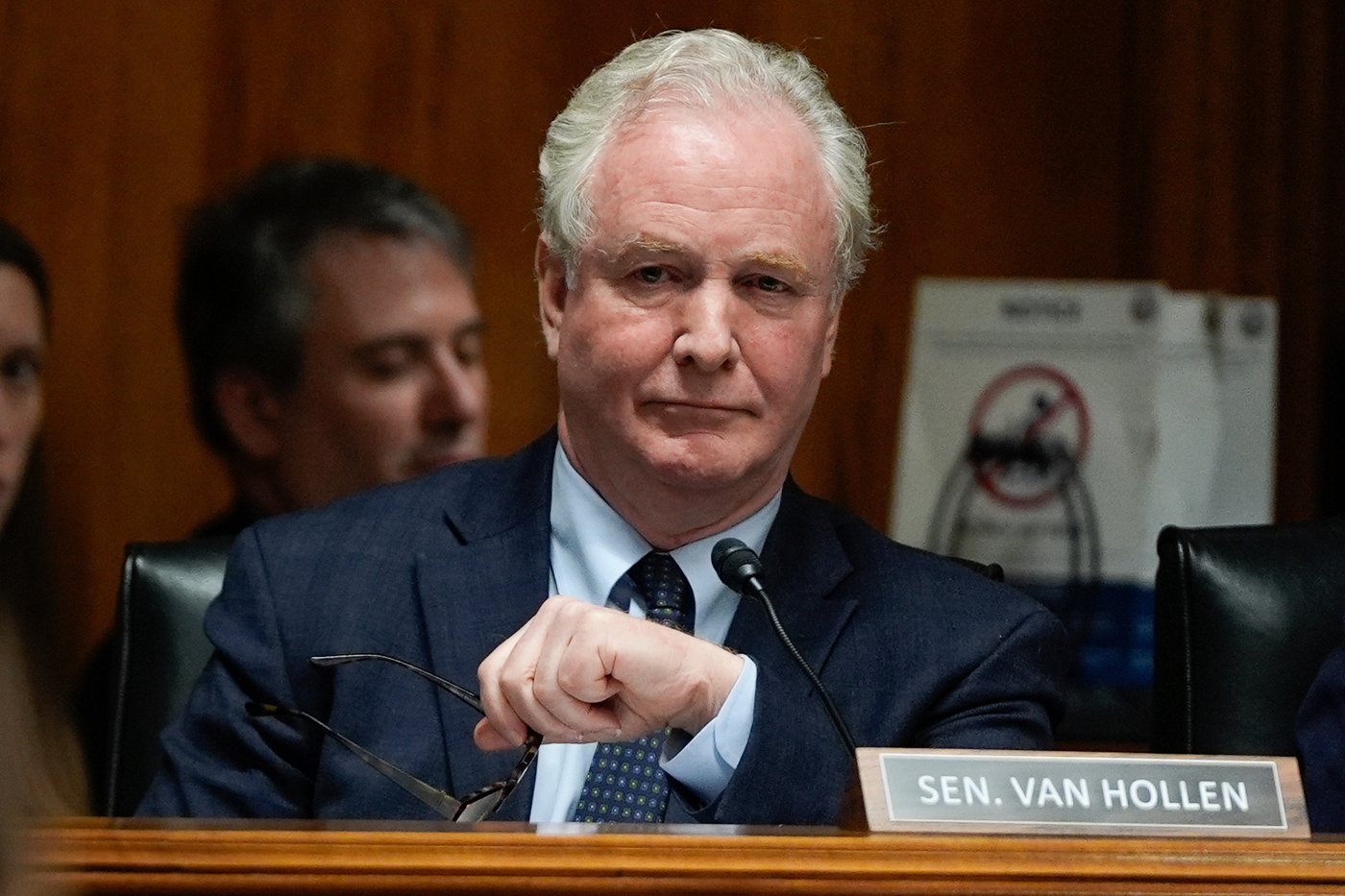 Citing AP investigation, senators demand answers on use of full-body restraints during deportations | iNFOnews.ca Citing AP investigation, senators demand answers on use of full-body restraints during deportations | iNFOnews.ca