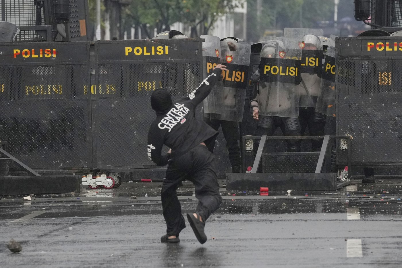 Indonesian leader pledges to revoke lawmakers' perks after protests leave 6 dead | iNFOnews.ca