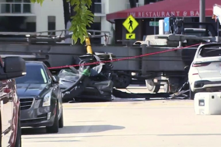 Officials say 4 people were hospitalized after a crane collapsed at a Miami construction site | iNFOnews.ca