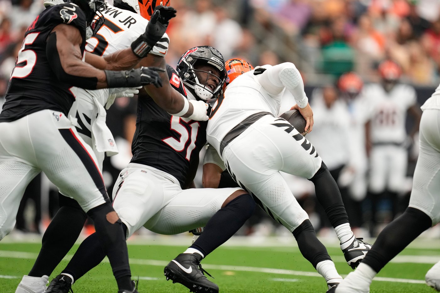 Ja'Marr Chase scores 2 TDs on passes from Joe Burrow to lead the Bengals past the Texans 20-6 | iNFOnews.ca Ja'Marr Chase scores 2 TDs on passes from Joe Burrow to lead the Bengals past the Texans 20-6 | iNFOnews.ca