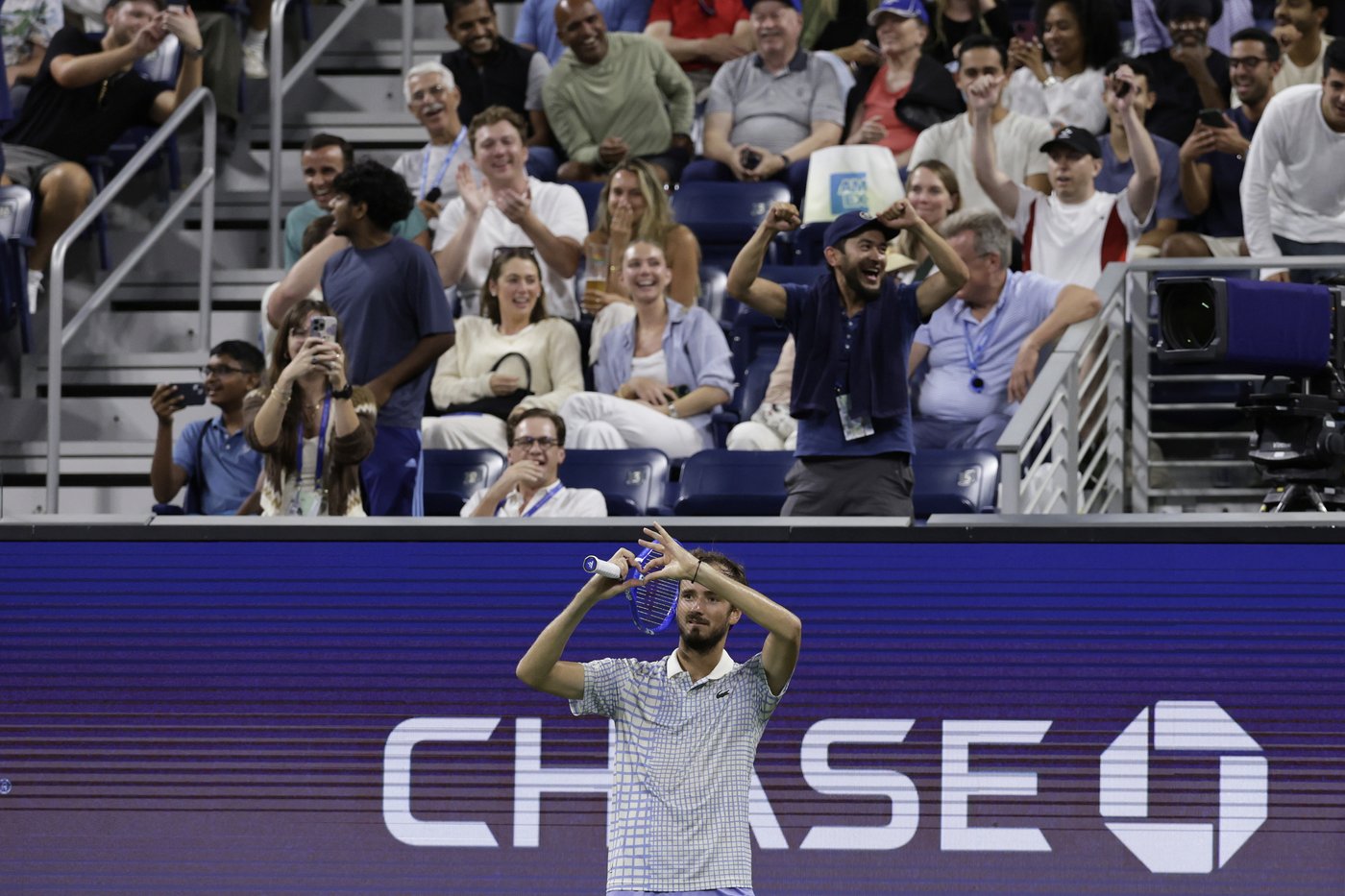 Medvedev taunts booing crowd, rips chair ump during wild US Open meltdown | iNFOnews.ca Medvedev taunts booing crowd, rips chair ump during wild US Open meltdown | iNFOnews.ca