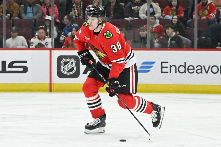 Blackhawks D Ethan Del Mastro agrees to a $1.9 million, 2-year contract | iNFOnews.ca