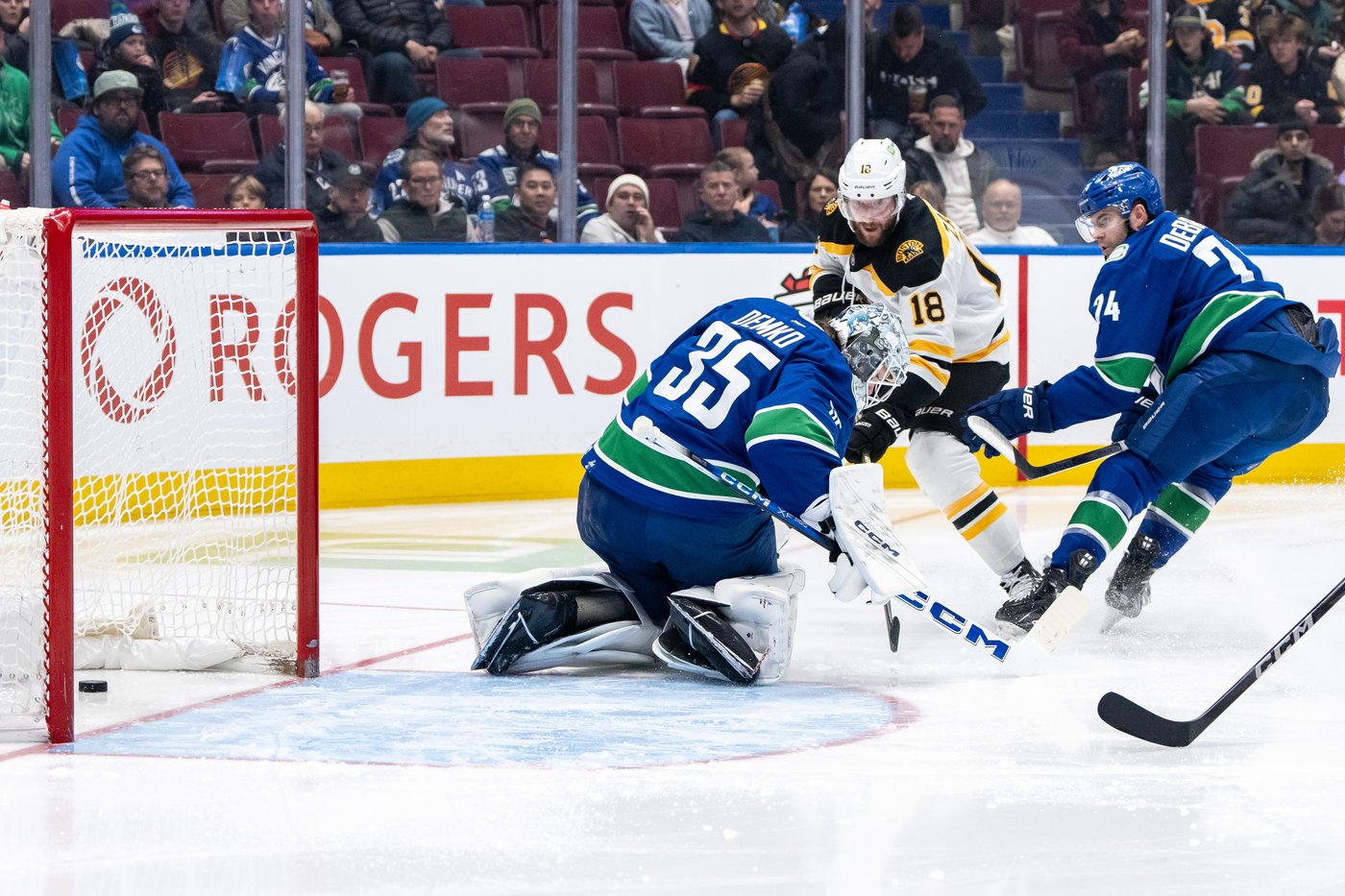 Pastrnak puts up four points, Boston Bruins thump Vancouver Canucks 5-1 | iNFOnews.ca