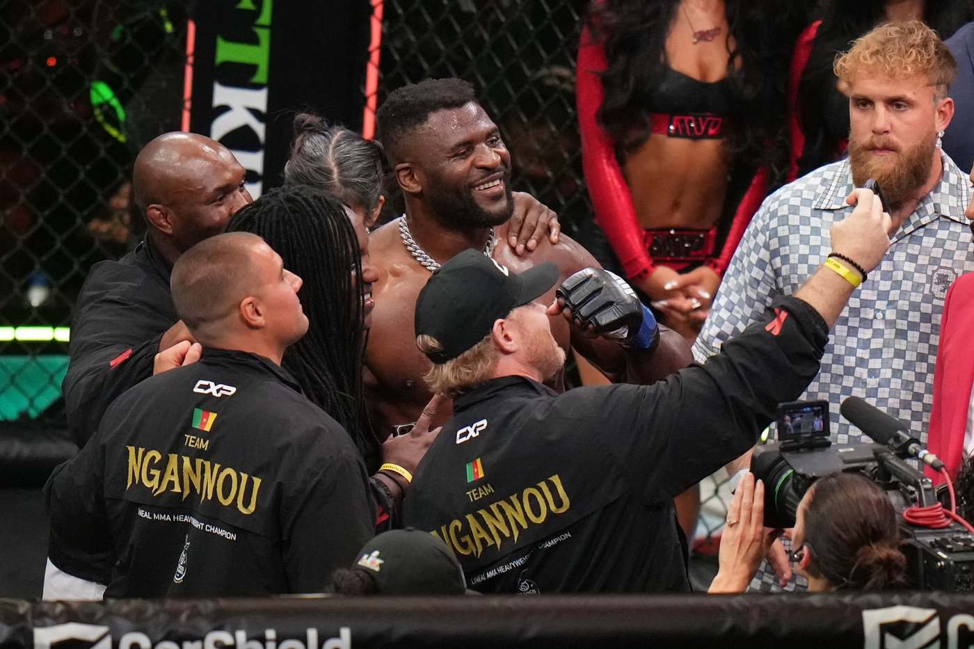 Mike Perry bloodies and beats Nate Diaz in 2 rounds on Rousey-Carano undercard | iNFOnews.ca Mike Perry bloodies and beats Nate Diaz in 2 rounds on Rousey-Carano undercard | iNFOnews.ca