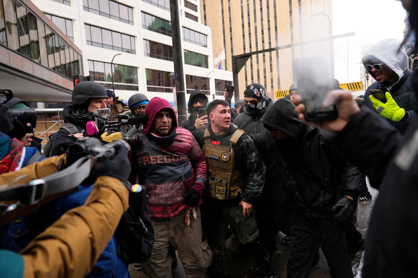 Photos show anti-ICE crowd chase off pro-ICE demonstrators from Minneapolis streets | iNFOnews.ca