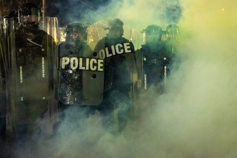 New Jersey police sergeant charged with stealing journalist's camera bag at immigration protest | iNFOnews.ca