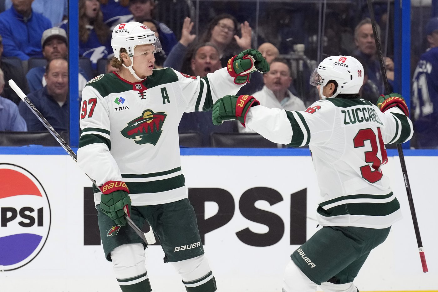 Matt Boldy breaks 3rd-period tie, Wild top Lightning 4-2 to remain unbeaten in regulation | iNFOnews.ca