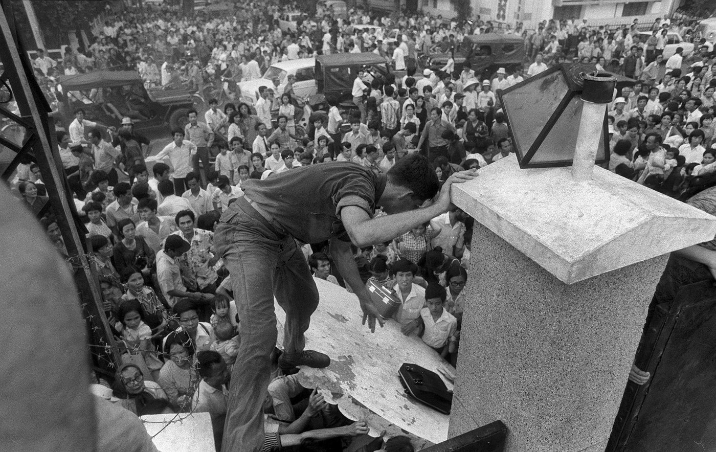 As communist troops streamed into Saigon, a few remaining reporters kept photos and stories flowing | iNFOnews.ca As communist troops streamed into Saigon, a few remaining reporters kept photos and stories flowing | iNFOnews.ca
