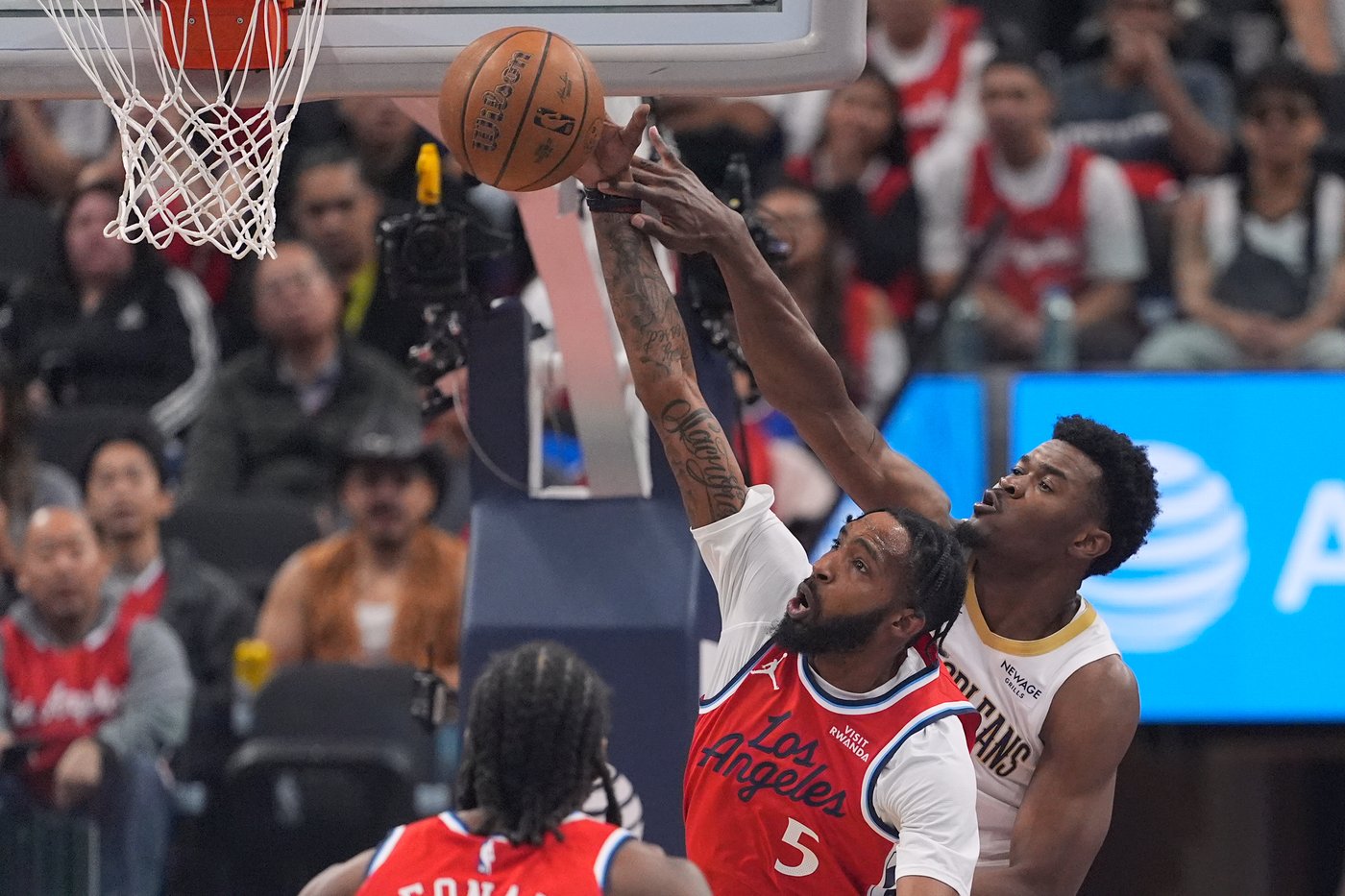 Kawhi Leonard wins it at buzzer, Clippers hold off hot-shooting Pelicans 126-124 | iNFOnews.ca Kawhi Leonard wins it at buzzer, Clippers hold off hot-shooting Pelicans 126-124 | iNFOnews.ca