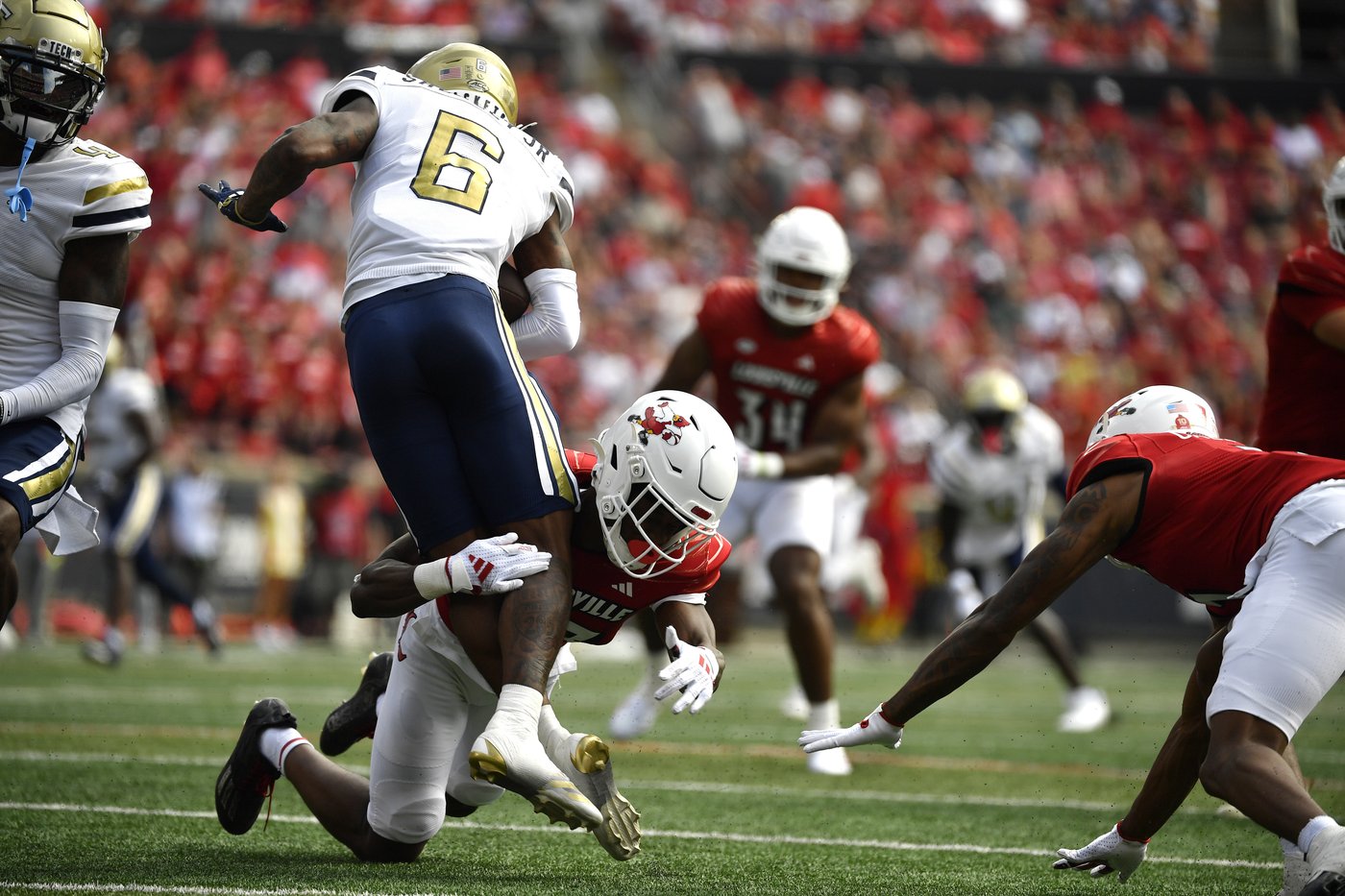 Brooks, Holloway come up big in second half to help No. 19 Louisville outlast Georgia Tech 31-19 | iNFOnews.ca