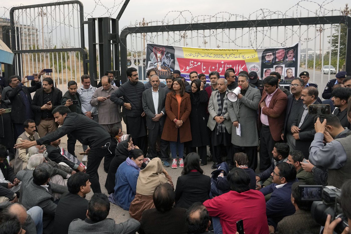 Pakistani journalists protest after Senate passes bill allowing control over social media content | iNFOnews.ca
