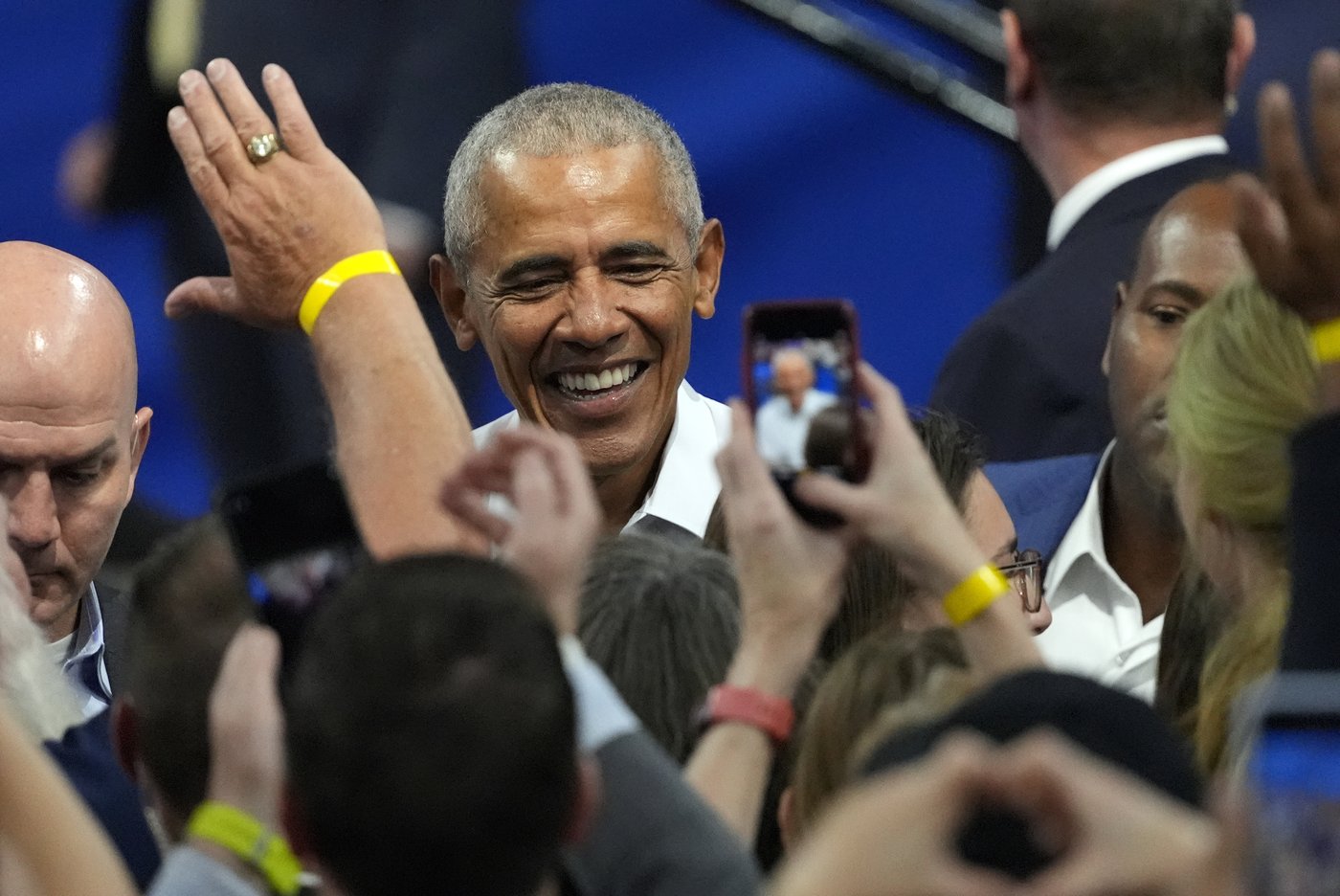 Obama and Walz urge Democrats to vote early in battleground Wisconsin | iNFOnews.ca