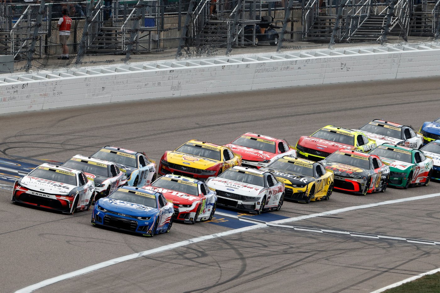 Kyle Larson storms to a dominant Kansas win, tightening his grip on the NASCAR Cup Series title race | iNFOnews.ca Kyle Larson storms to a dominant Kansas win, tightening his grip on the NASCAR Cup Series title race | iNFOnews.ca