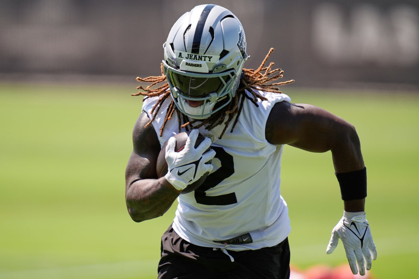 Raiders' Ashton Jeanty shows big-play ability in joint practice with the 49ers | iNFOnews.ca