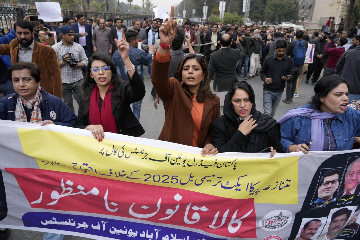 Pakistani journalists protest after Senate passes bill allowing control over social media content | iNFOnews.ca