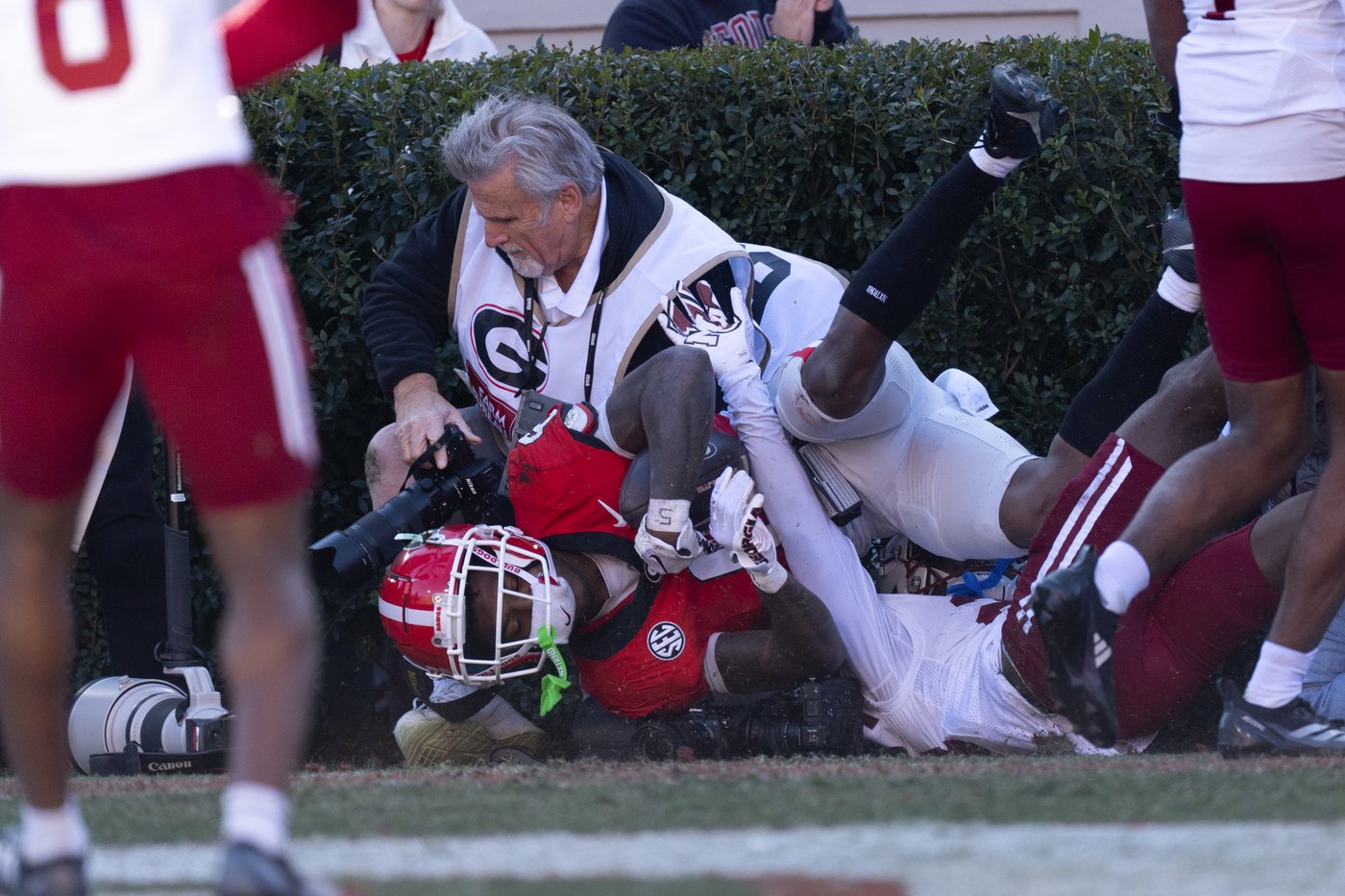 Beck throws 4 TD passes and Frazier runs for 3 scores to lead No. 8 Georgia past UMass, 59-21 | iNFOnews.ca Beck throws 4 TD passes and Frazier runs for 3 scores to lead No. 8 Georgia past UMass, 59-21 | iNFOnews.ca
