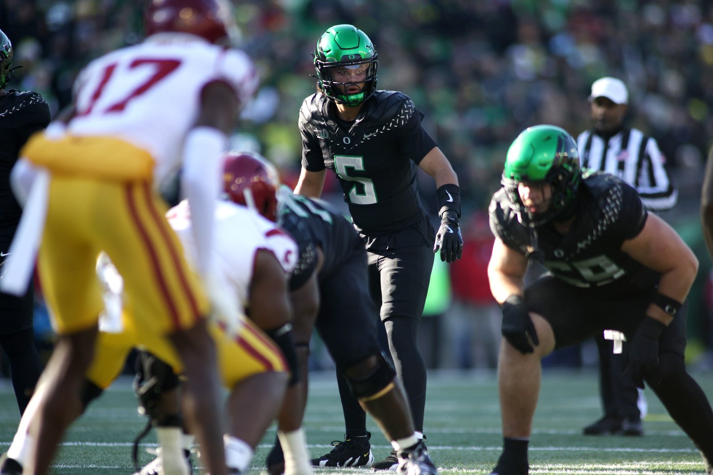 Moore throws 2 TD passes and No. 6 Oregon derails No. 16 USC's CFP hopes with a 42-27 win | iNFOnews.ca Moore throws 2 TD passes and No. 6 Oregon derails No. 16 USC's CFP hopes with a 42-27 win | iNFOnews.ca