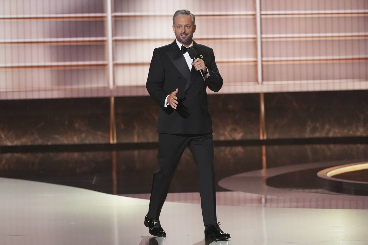 Emmys host Nate Bargatze pokes fun at the TV industry and fails with gag to keep speeches short | iNFOnews.ca