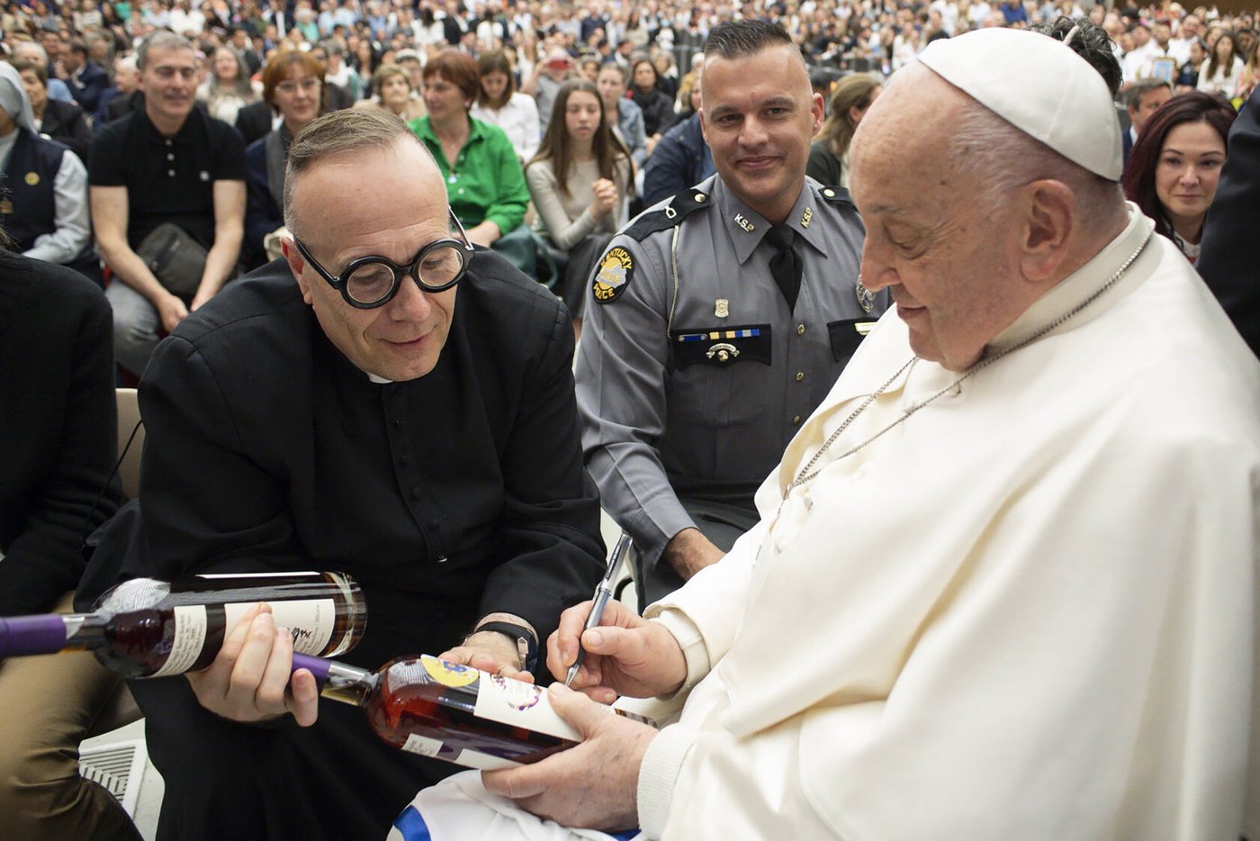 Kentucky bourbon bottles signed by the pope raise thousands for charity | iNFOnews.ca
