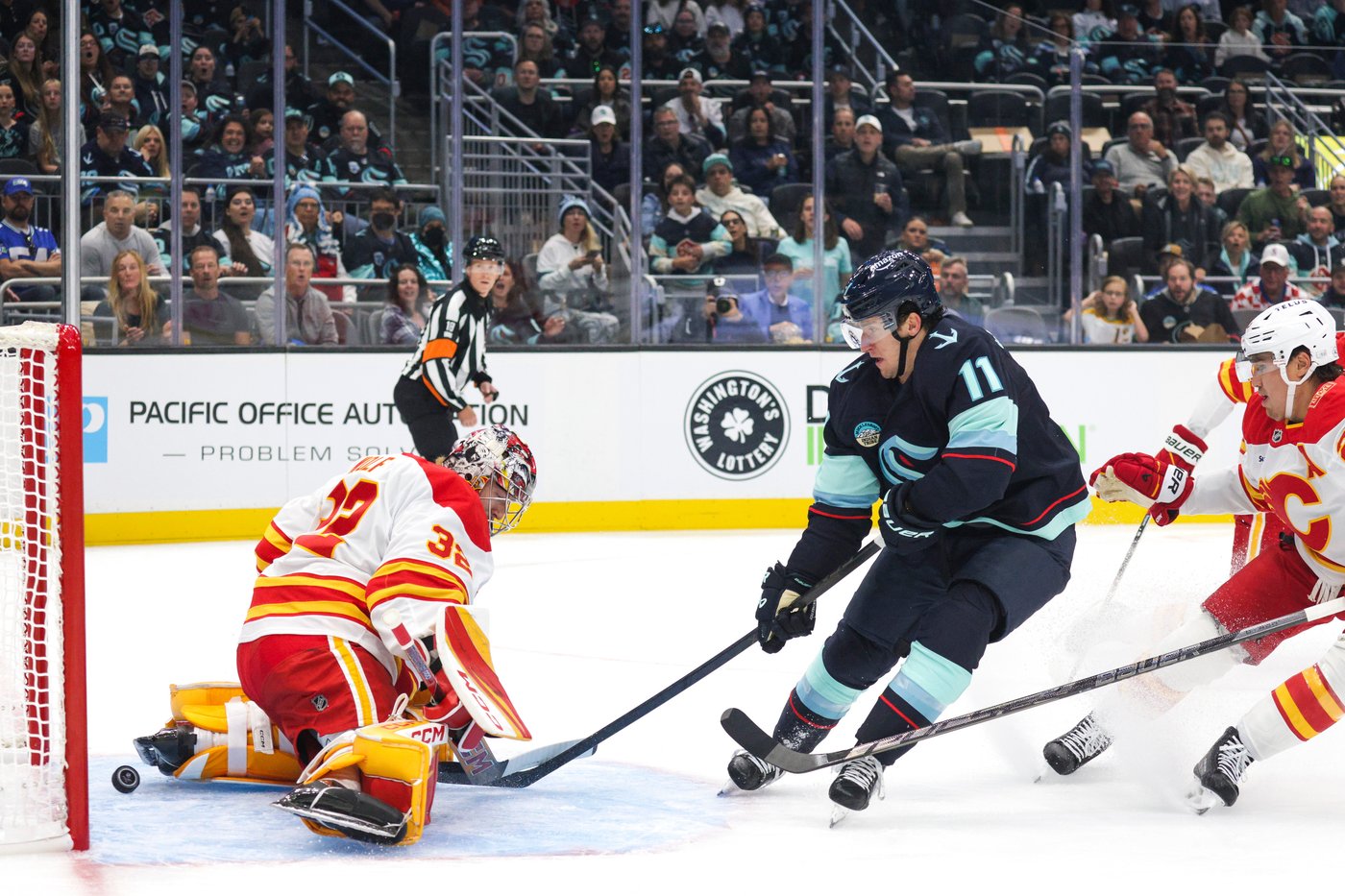 Samoskevich scores twice and Kraken beat Flames 6-1 in home opener as Calgary stays winless | iNFOnews.ca Samoskevich scores twice and Kraken beat Flames 6-1 in home opener as Calgary stays winless | iNFOnews.ca