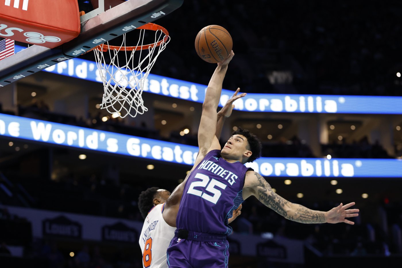 Jalen Brunson pours in 31 points as Knicks hold on to beat the Hornets 99-98 in NBA Cup play | iNFOnews.ca