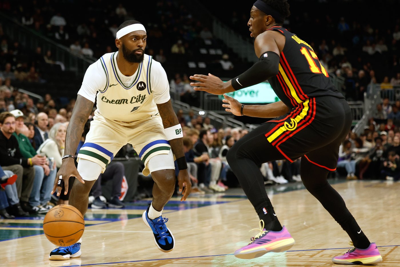 Hawks beat slumping Bucks 131-113 to win 5th straight and climb above .500 | iNFOnews.ca Hawks beat slumping Bucks 131-113 to win 5th straight and climb above .500 | iNFOnews.ca