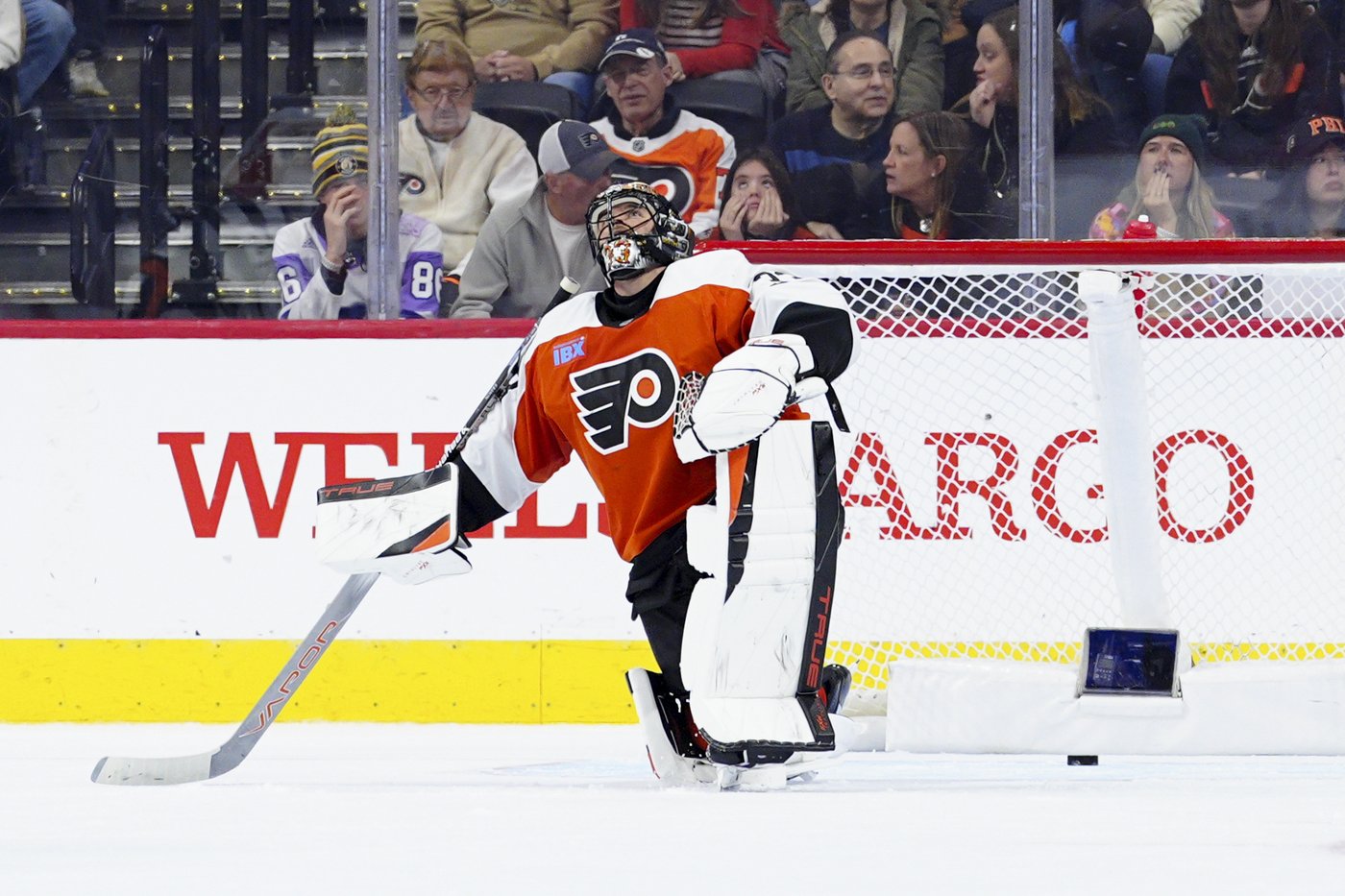 Logan Cooley breaks tie on power play, helps Utah beat the Flyers 4-2 | iNFOnews.ca