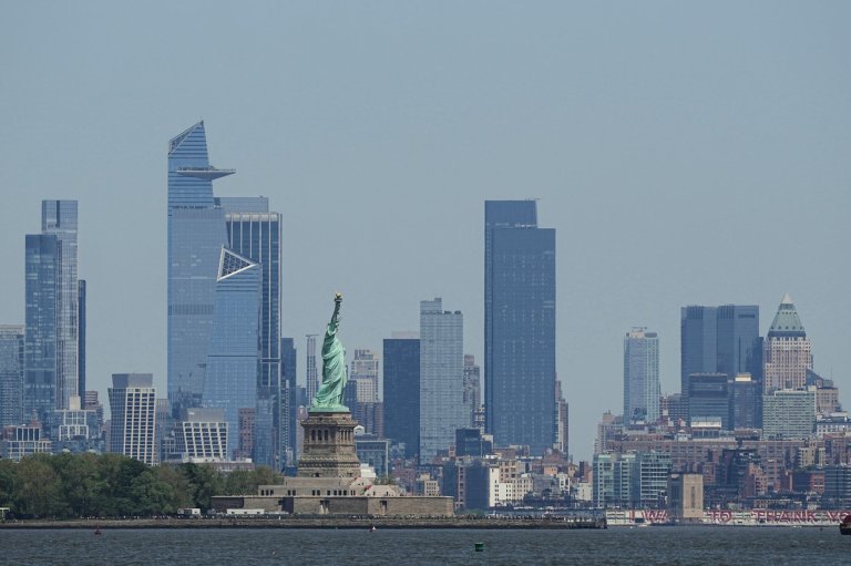 Feds charge speedboat operator after mother and infant are killed in New York Harbor capsizing | iNFOnews.ca