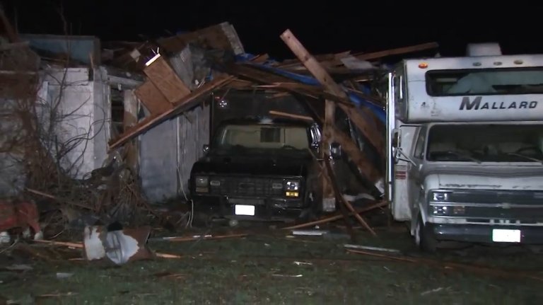 2 killed and homes damaged after tornadoes tear through Illinois and Indiana, more storms moving in | iNFOnews.ca