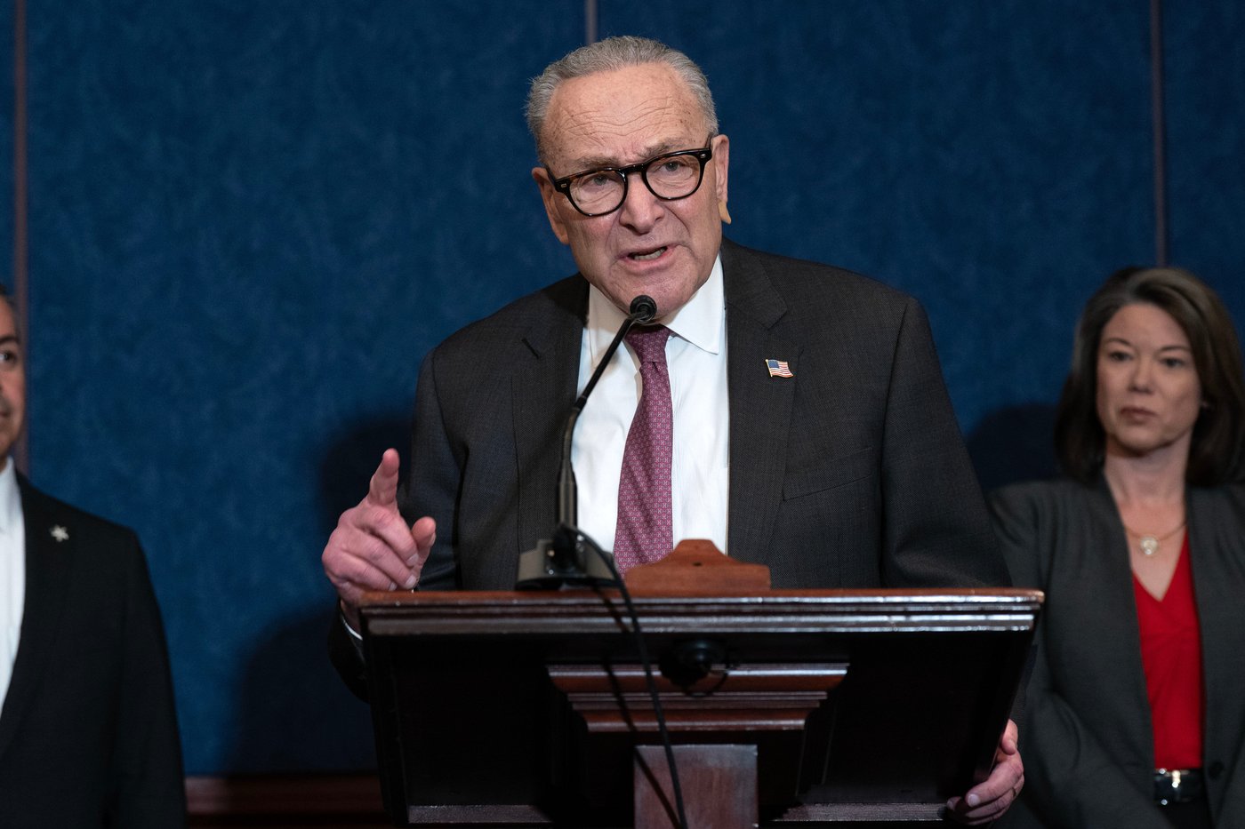 Schumer says three of his New York offices were targeted with bomb threats | iNFOnews.ca Schumer says three of his New York offices were targeted with bomb threats | iNFOnews.ca