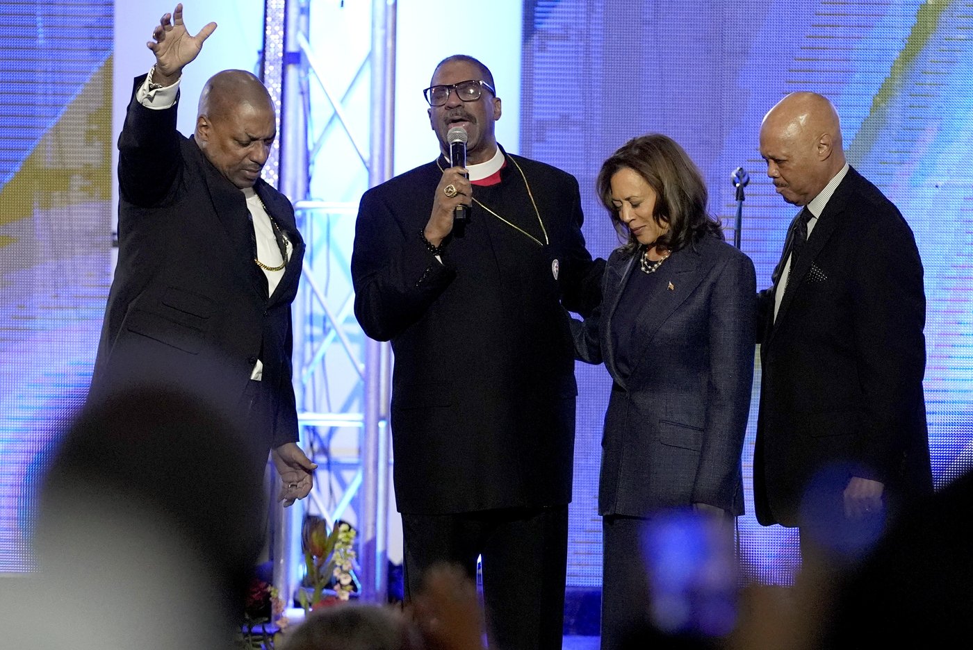 Harris goes to church while Trump muses about reporters being shot | iNFOnews.ca